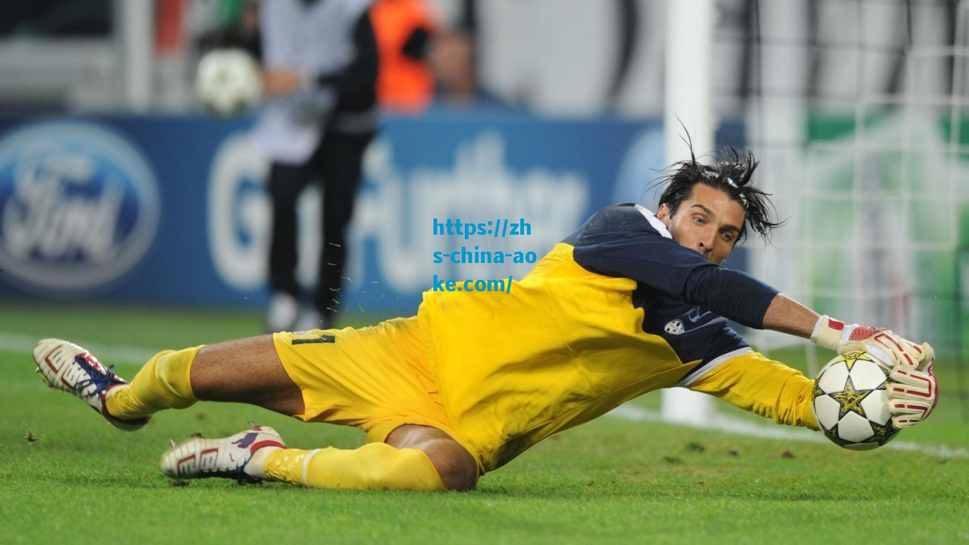 防守悍将！内史密斯半场2抢断锁死对手 三分稳健贡献关键数据